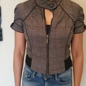 Very stylish zip up top